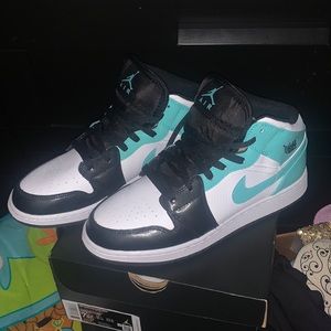 Air Jordan 1 Mid Tropical twist